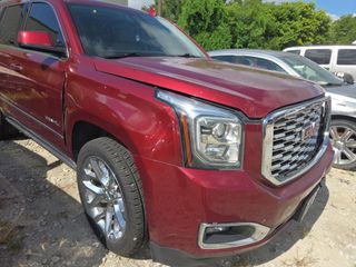 2020 GMC Yukon 4WD Denali - Exterior Front Right Corner Image